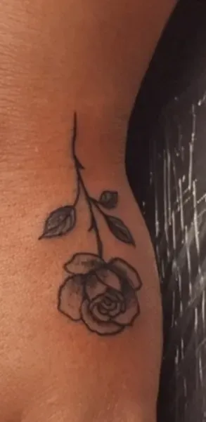 Black & grey roos met steel op de onderarm, tattoo Gent