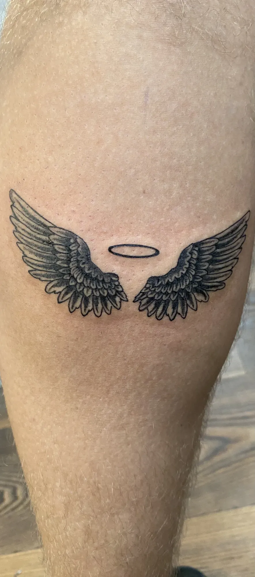 Black & grey engelenvleugels op de arm, tattoo Gent