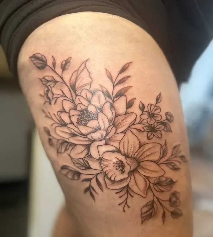Black & grey bloementak op het bovenbeen, tattoo Gent