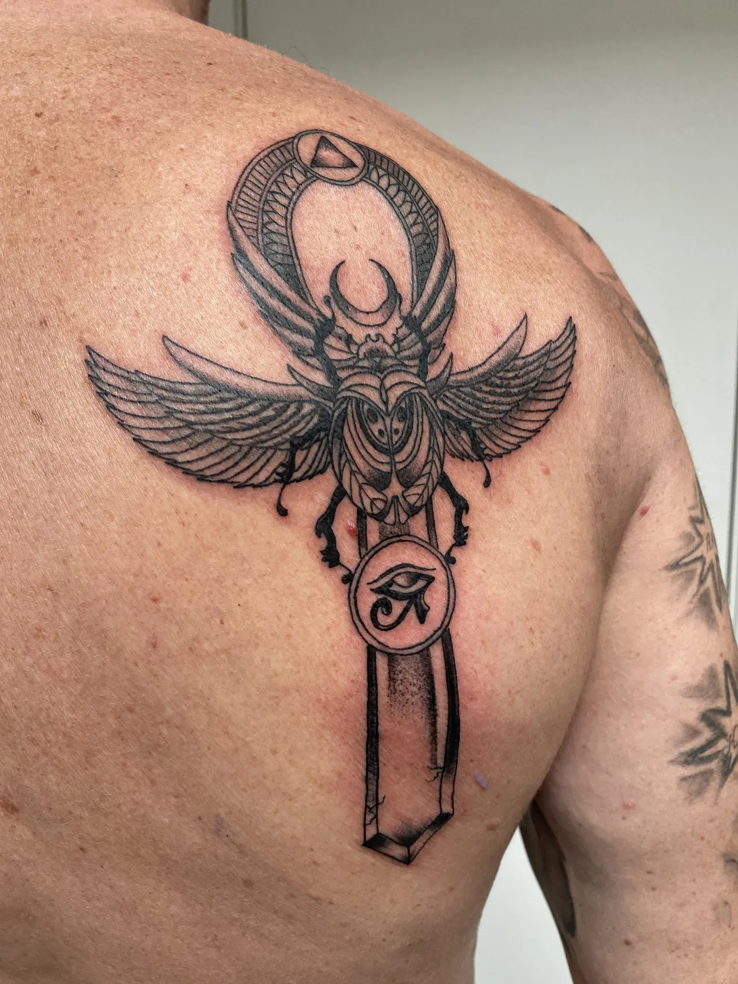 Black & grey Egyptische scarabee met ankh op de schouder, tattoo Gent