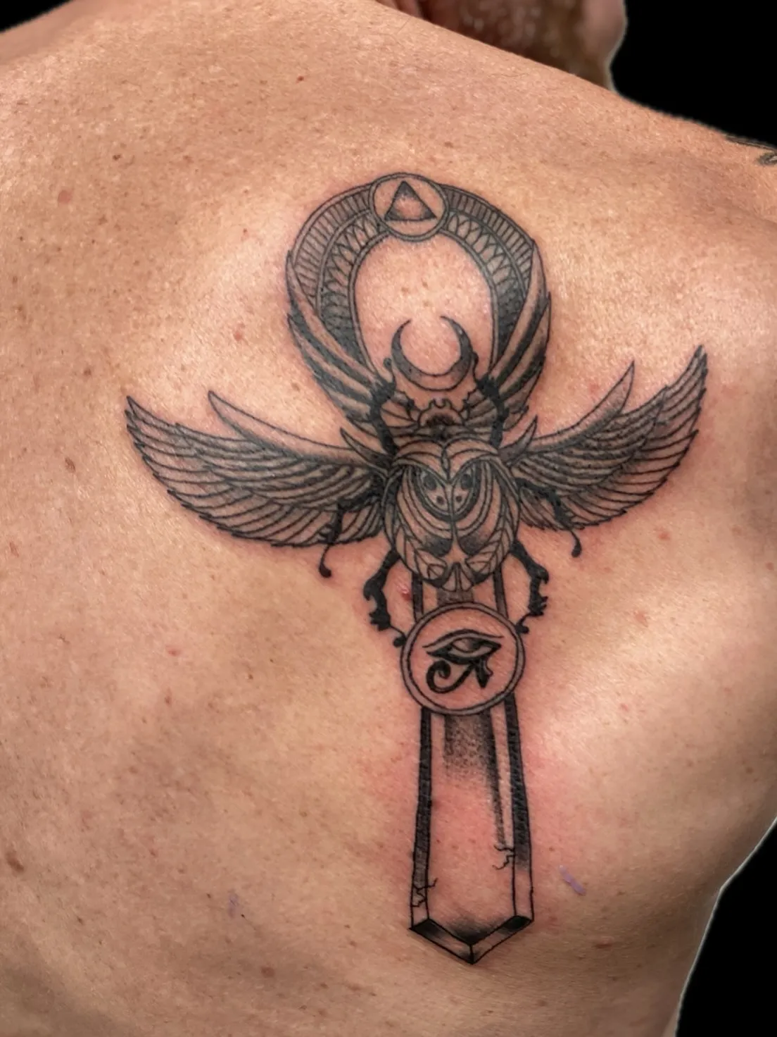 Egyptische scarabee met ankh in black and grey op de rug, tattoo Gent