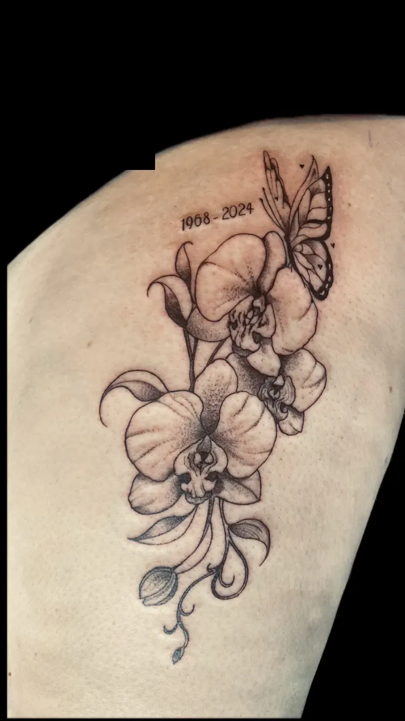 Fine line orchidee met vlinder en het jaartal 1994-2024 op het bovenbeen, tattoo Gent