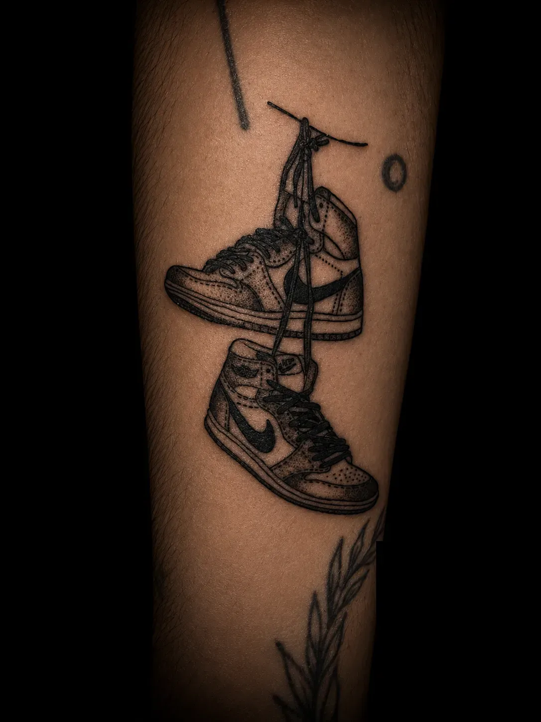 Black & grey realistische sneakers op de kuit, tattoo Gent