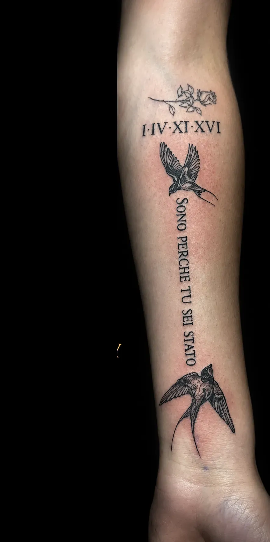 Fine line onderarm-tattoo met Romeinse cijfers en zwaluw, tattoo Gent