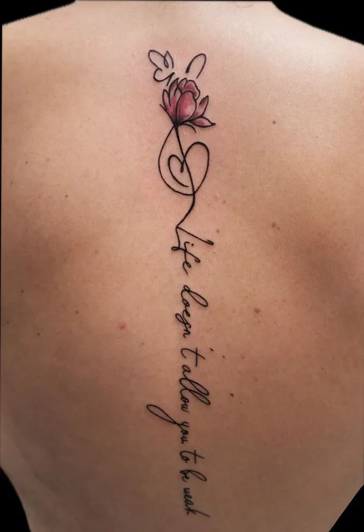 Fijne lettering met roos op de ruggengraat, tattoo Gent