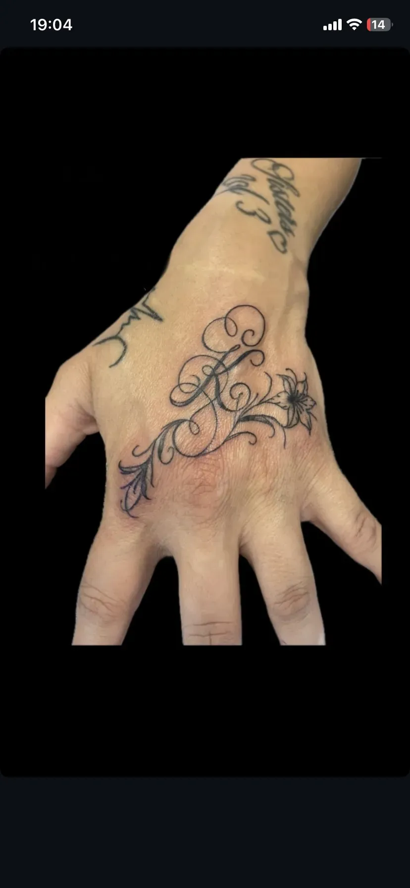 Fijn handschrift-lettering op de hand en vingers, tattoo Gent